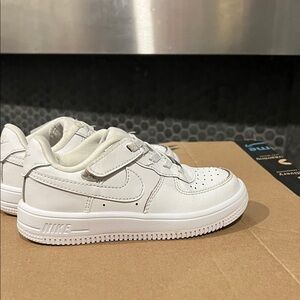 Nike Kids White Velcro Sneakers